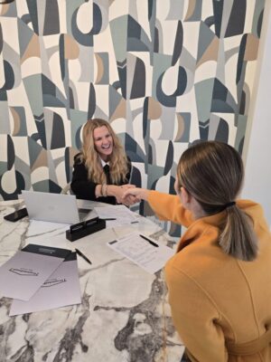 Nous vous accompagnons à tout moment, de la négociation à la signature du contrat.