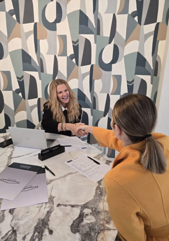 Nous vous accompagnons à tout moment, de la négociation à la signature du contrat.